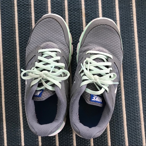 nike mint green tennis shoes